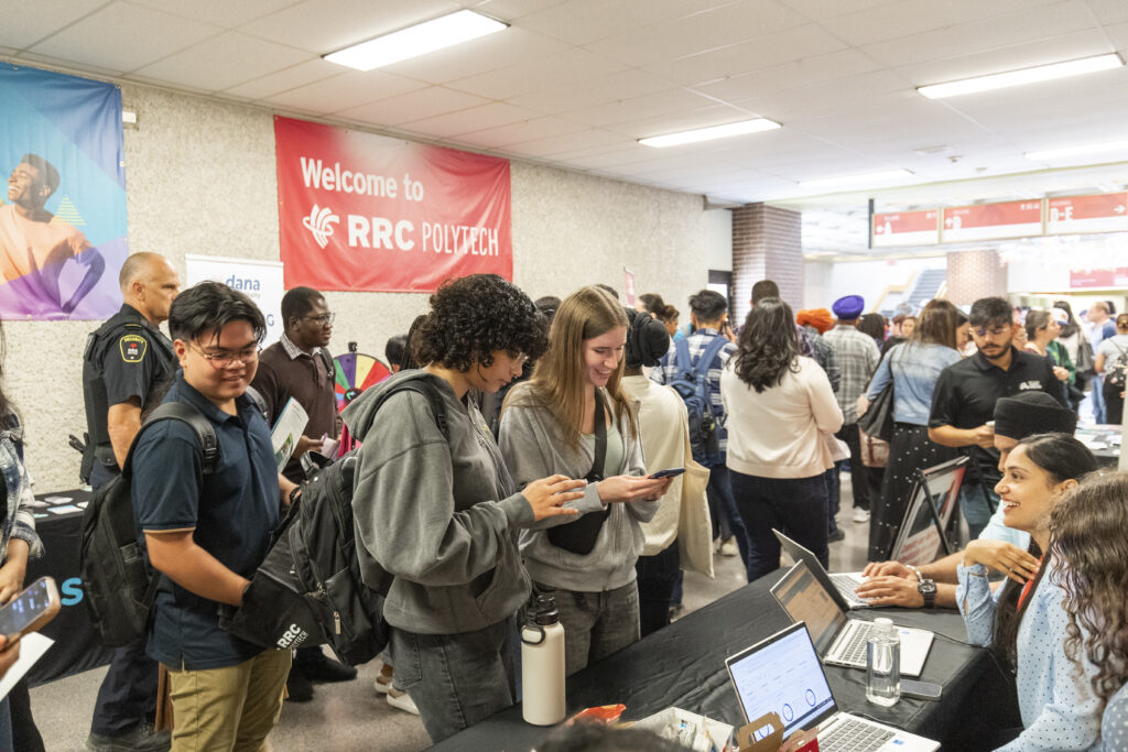 人们在餐桌上交谈