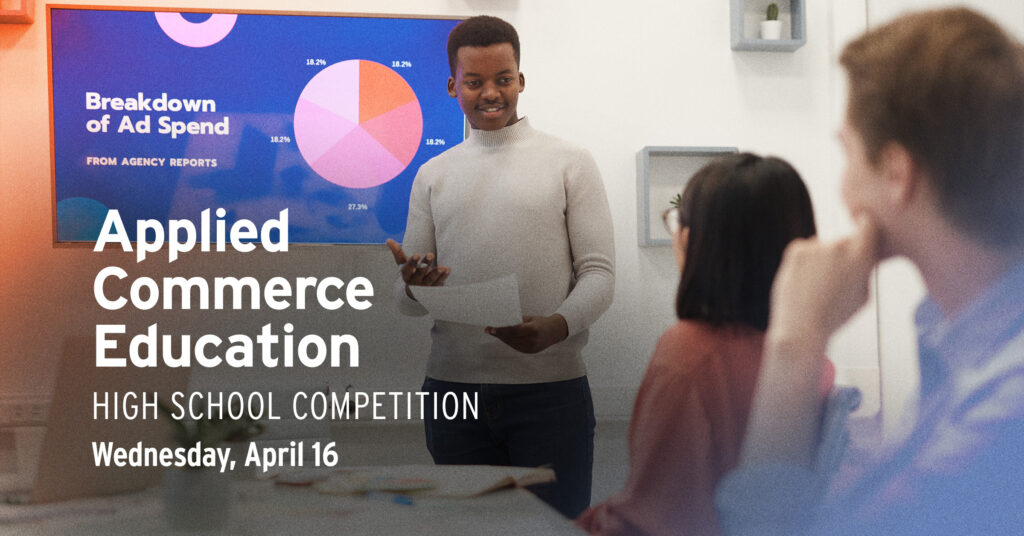 男学生站在带有饼图的演示屏幕前。