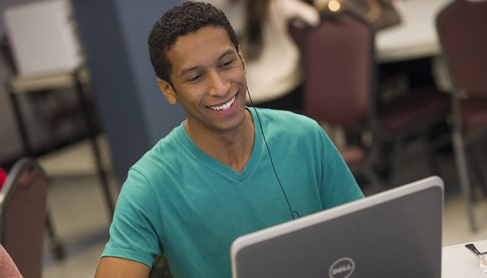 使用笔记本电脑的学生。