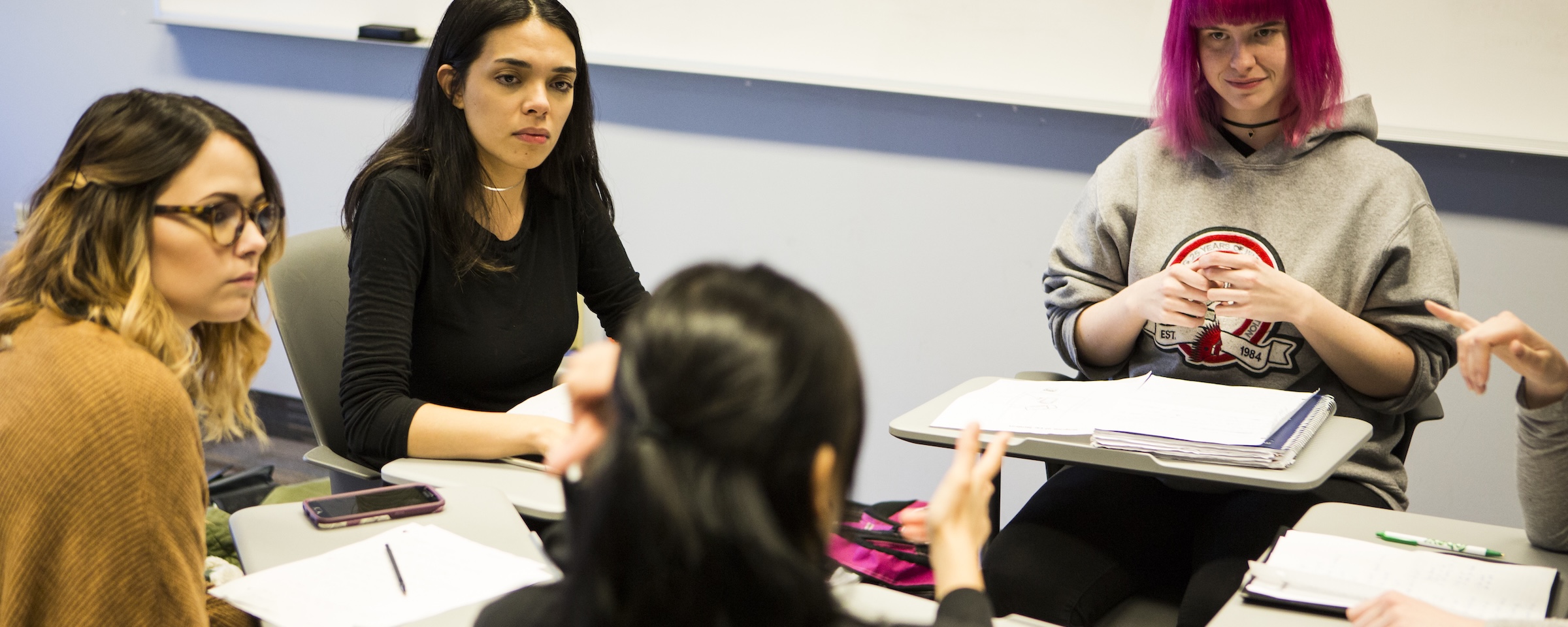 学生在教室里互相签名