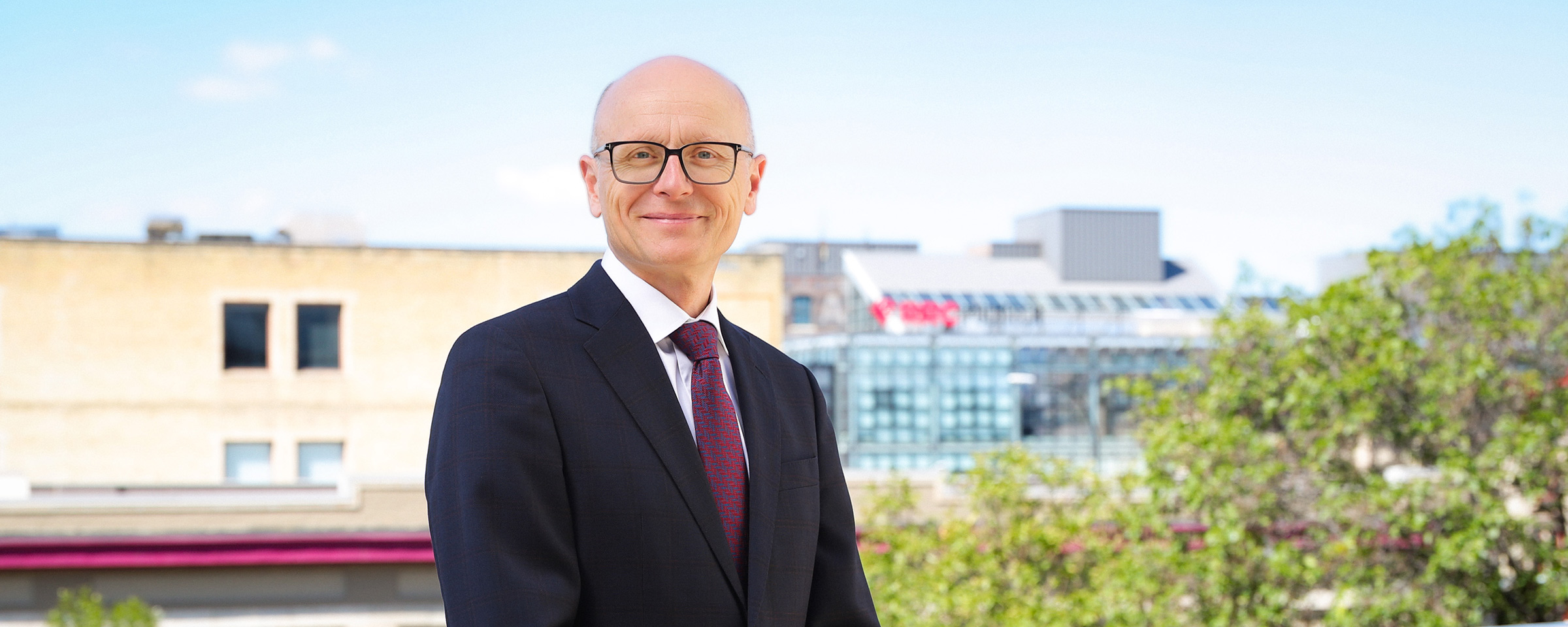 总统 Fred Meier 站在外面