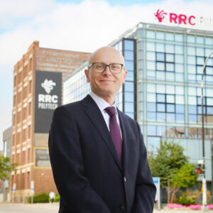 弗雷德·迈耶总统站在外面