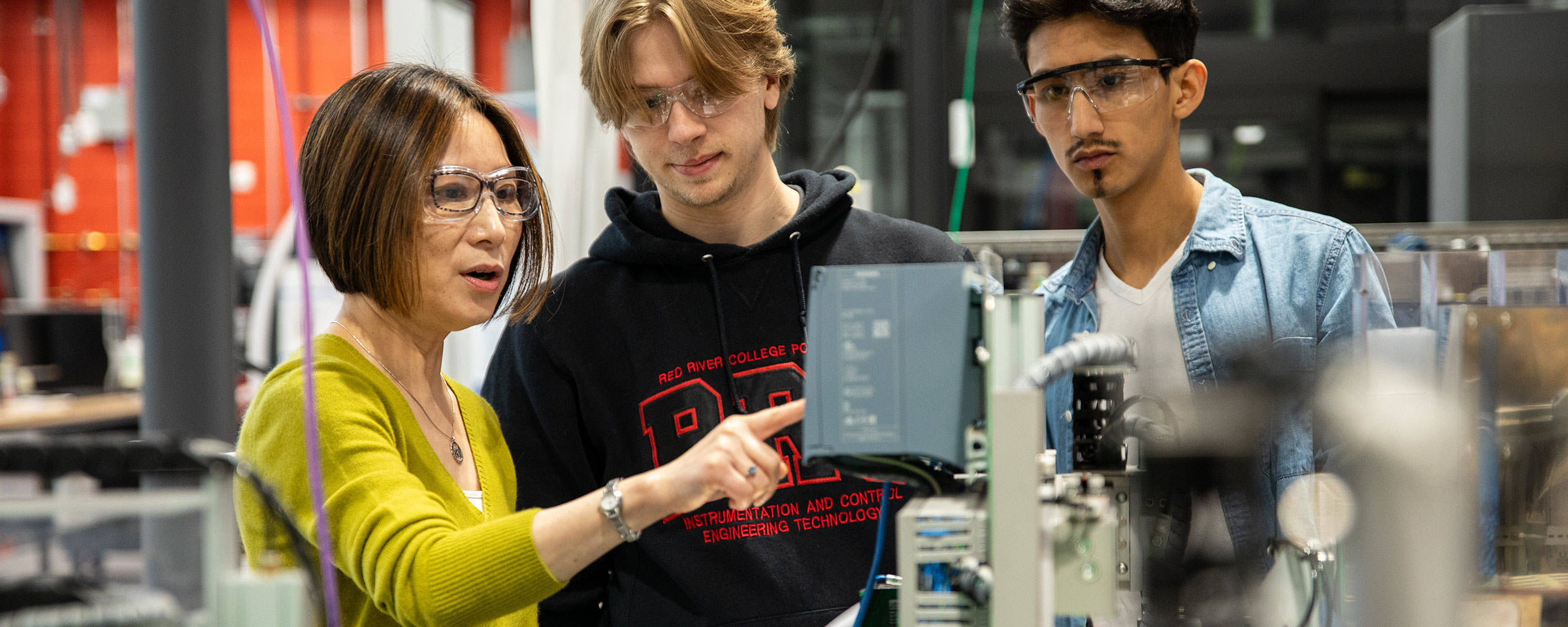 仪器实验室中的学生和讲师