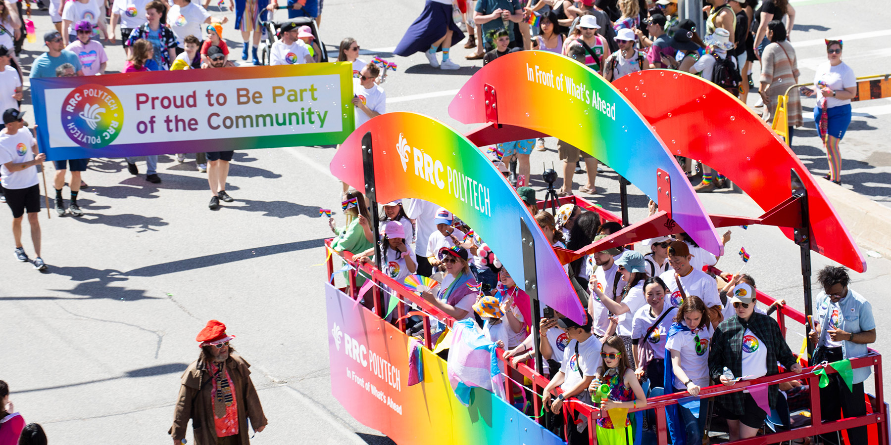 骄傲游行中的人们