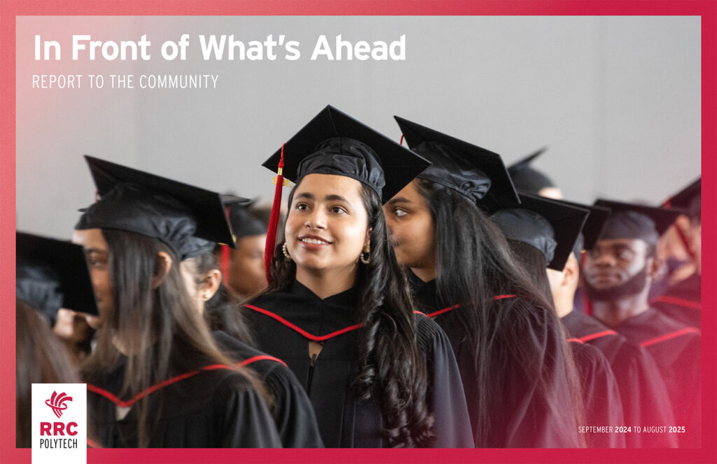 毕业典礼上微笑的毕业生