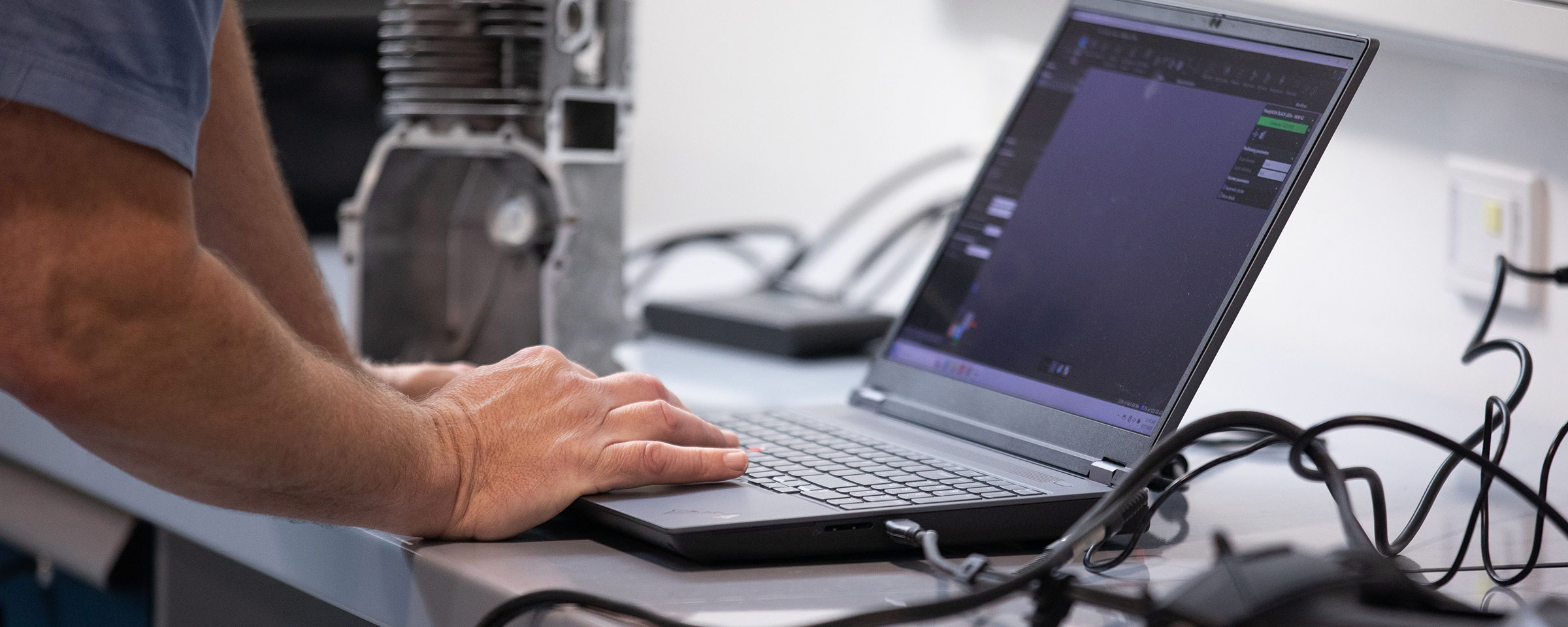 在笔记本电脑上打字的人