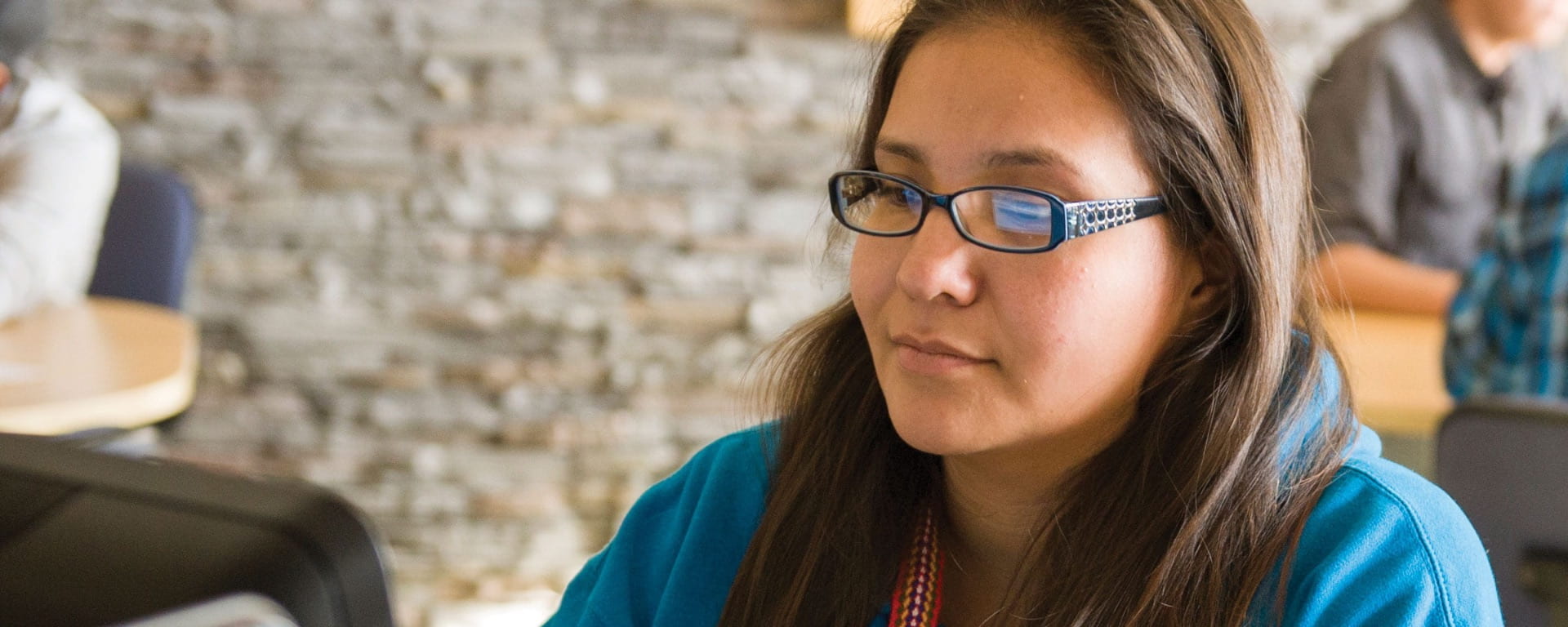 在课堂上学习的女性