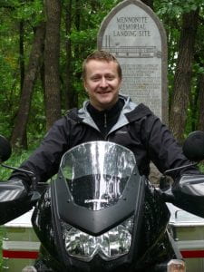 骑摩托车的卡姆·杜克