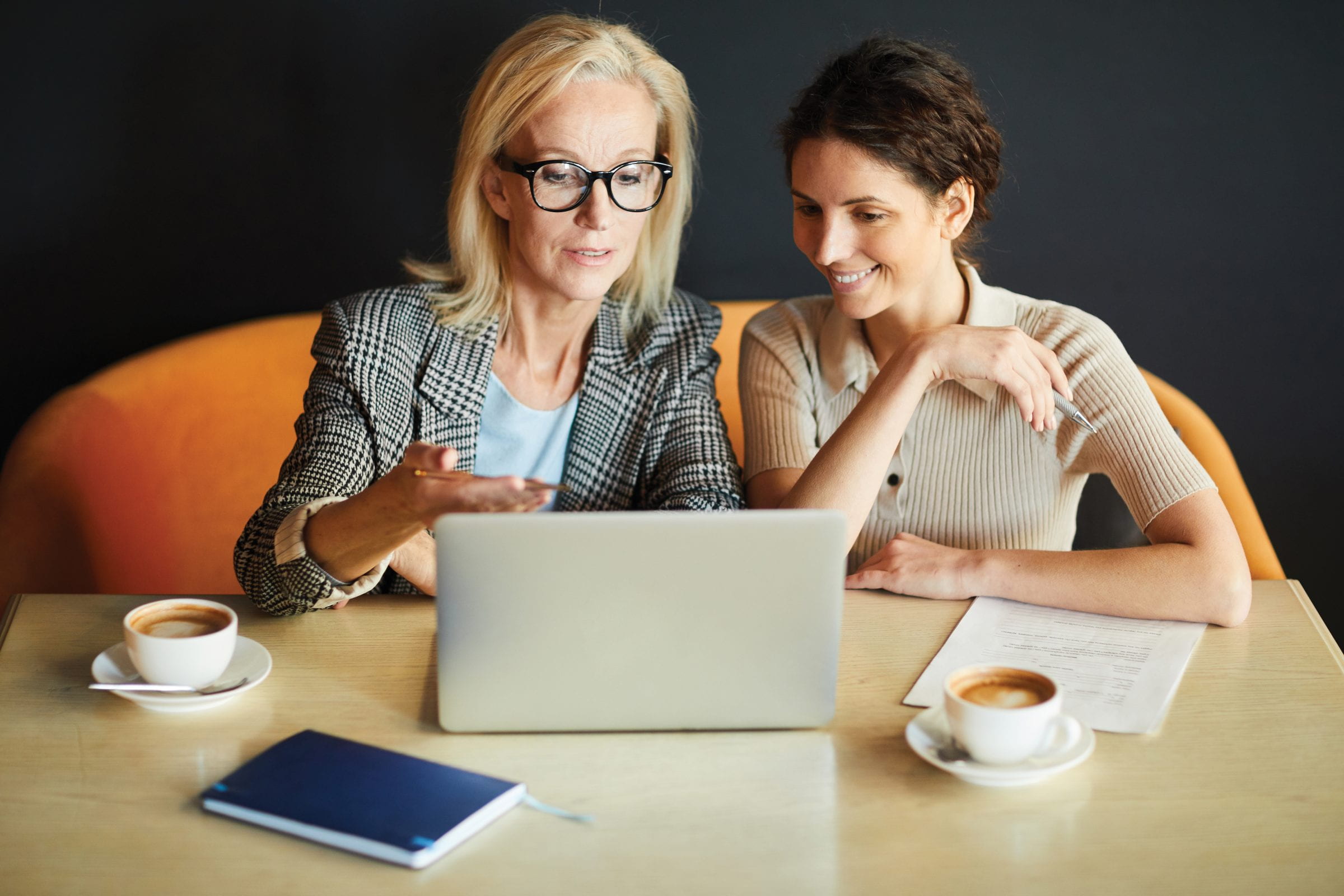 金发自信的女商人向她的助手或合作伙伴展示她的餐厅室内设计想法