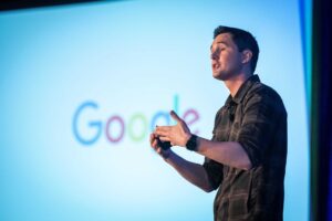 史蒂夫·勒奇在台上讲话