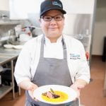 罗克珊·肯特拿着一盘食物