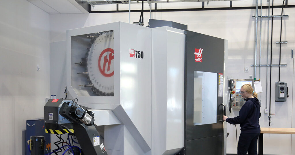 在数控机床上工作的人