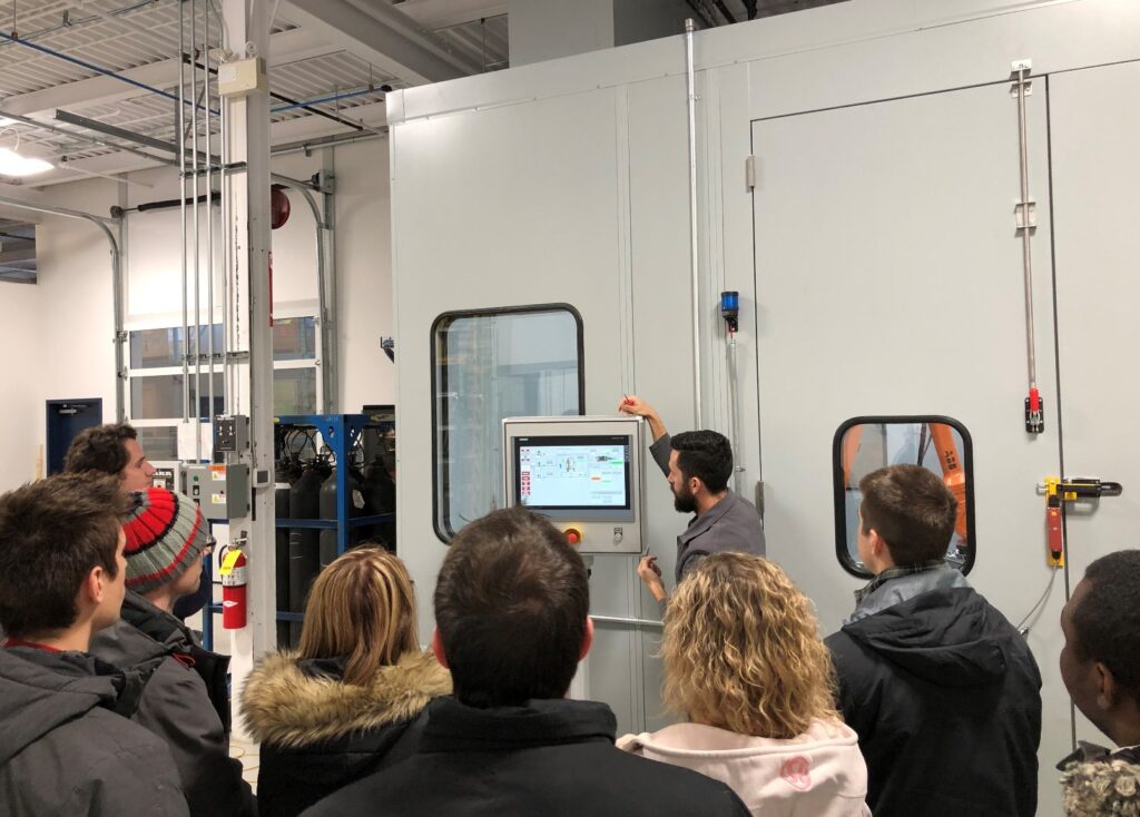 人们正在观看冷喷涂过程。