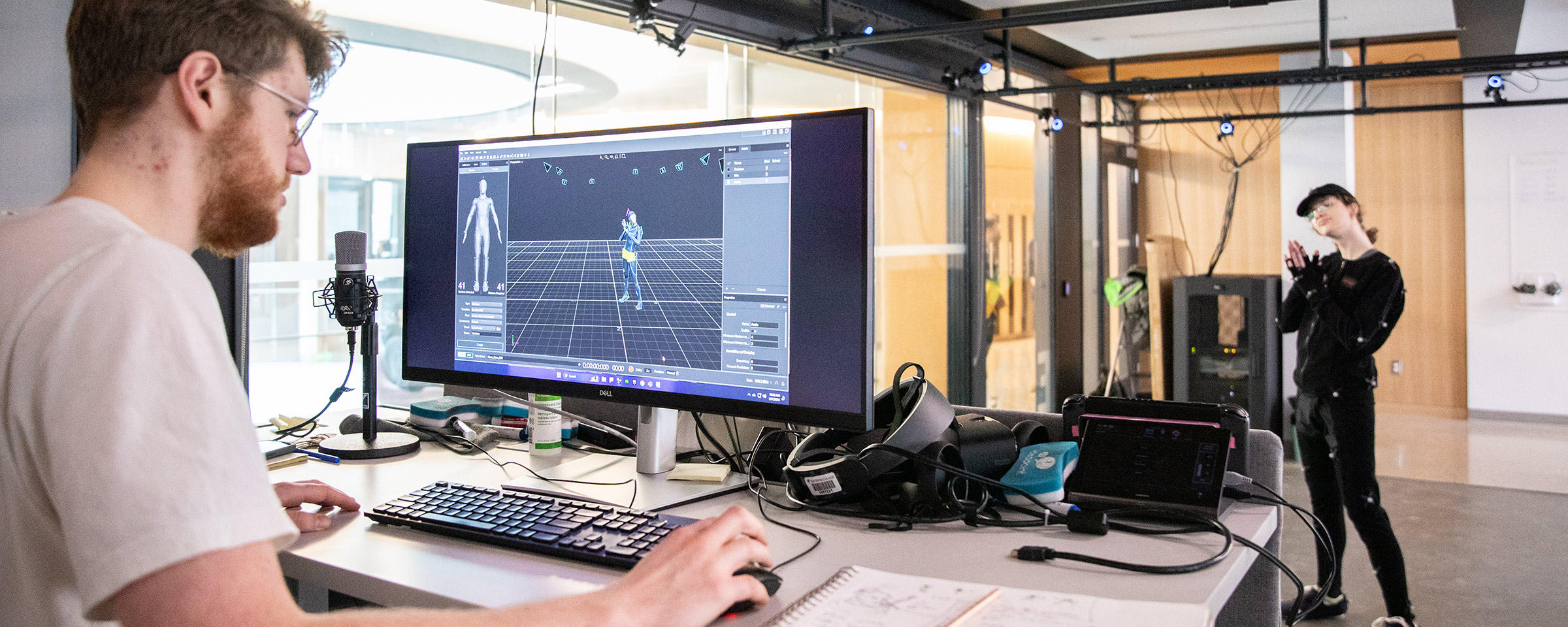 一名学生穿着动作捕捉服捕捉另一名学生的动作