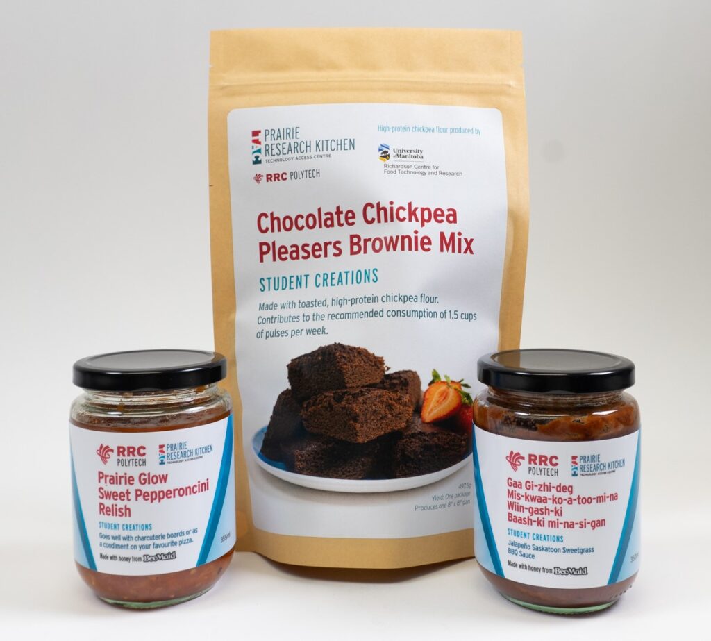 一罐调味品、一罐烧烤酱和一包布朗尼蛋糕