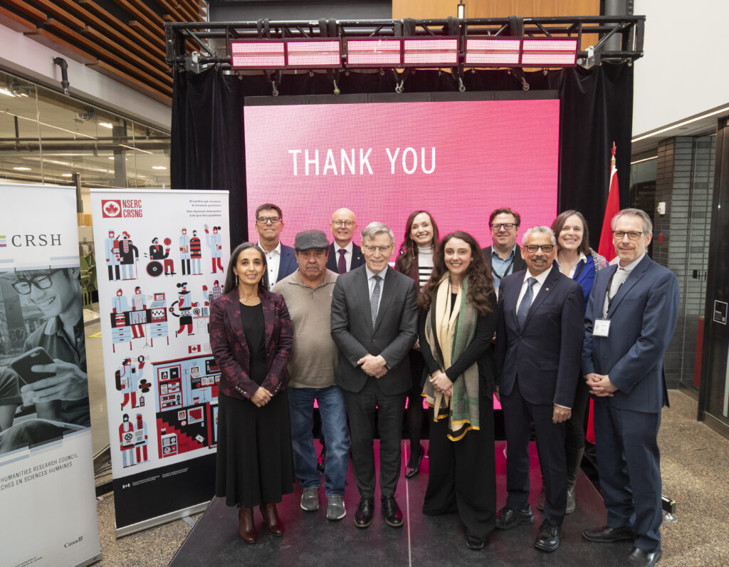 一群人站在感谢牌前