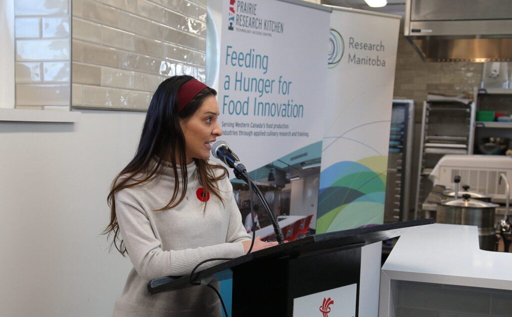 在讲台上讲话的人