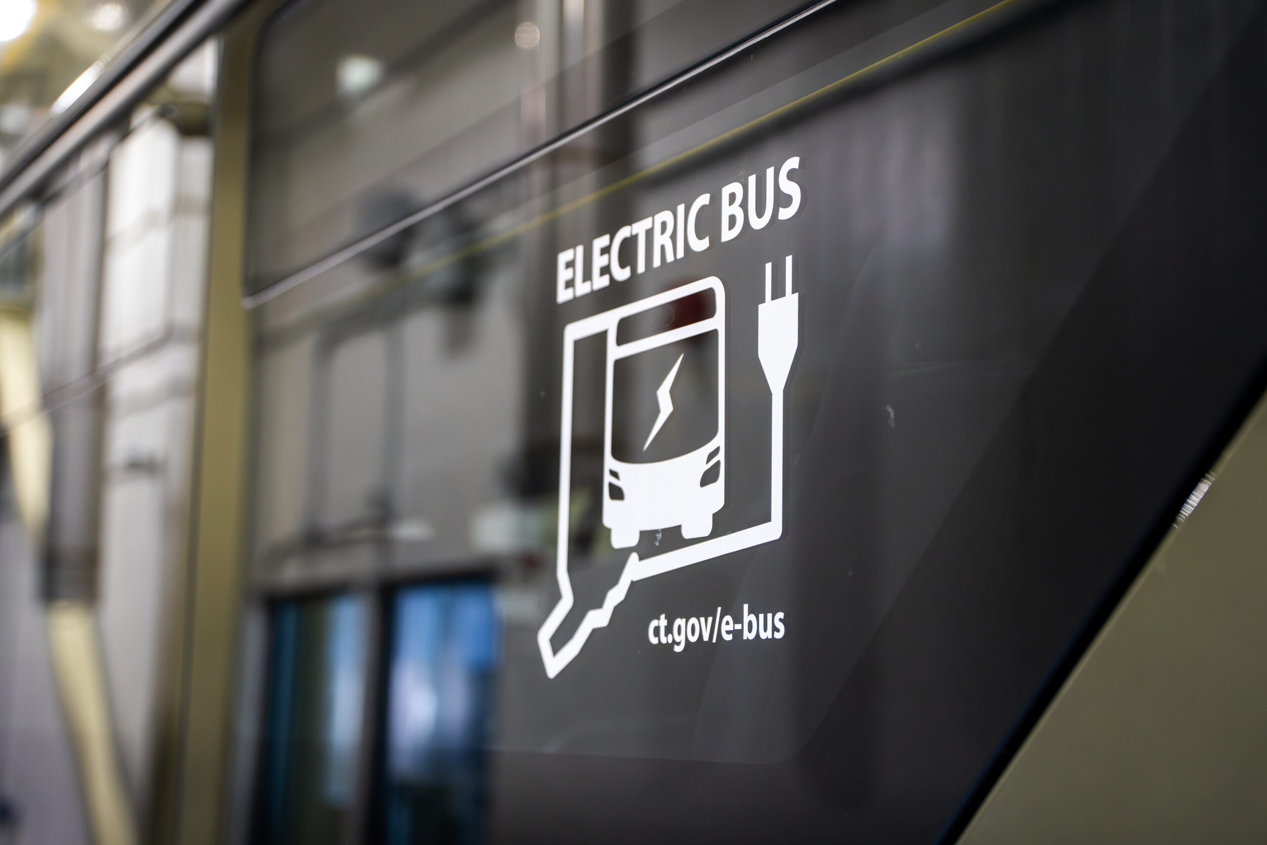 电动巴士标志特写