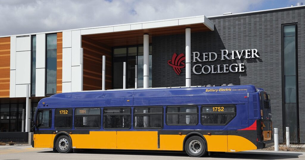 电动巴士停在学院门口