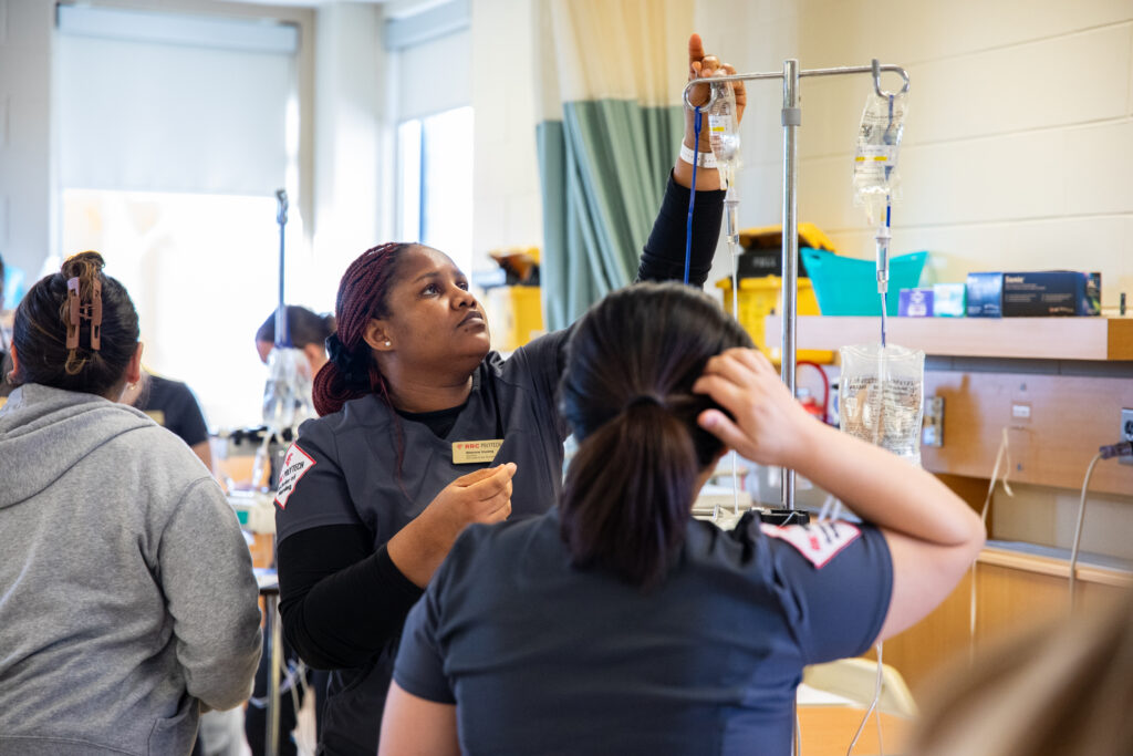 一名护生调整静脉注射