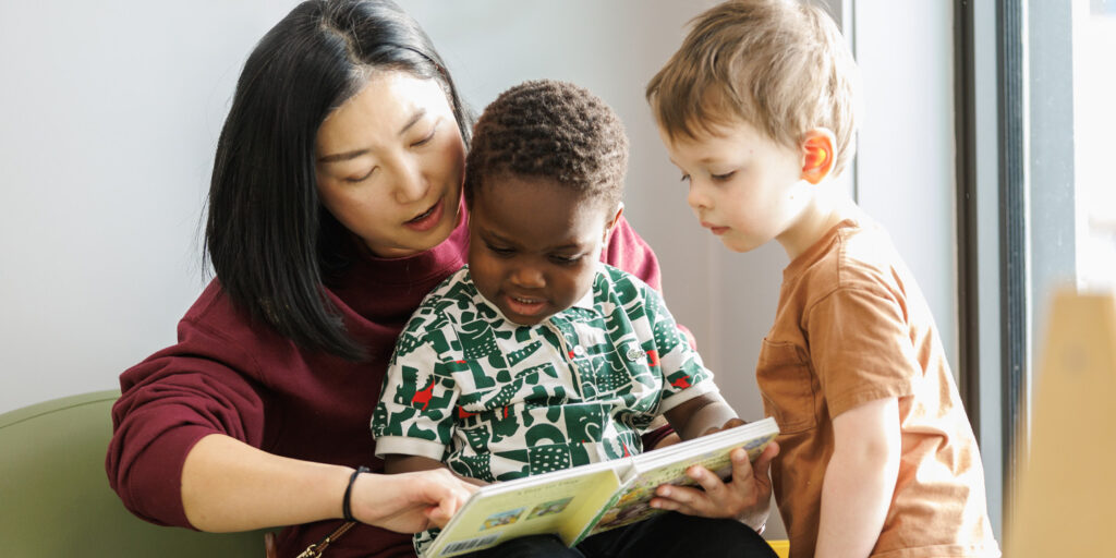 幼儿教育工作者给孩子读书