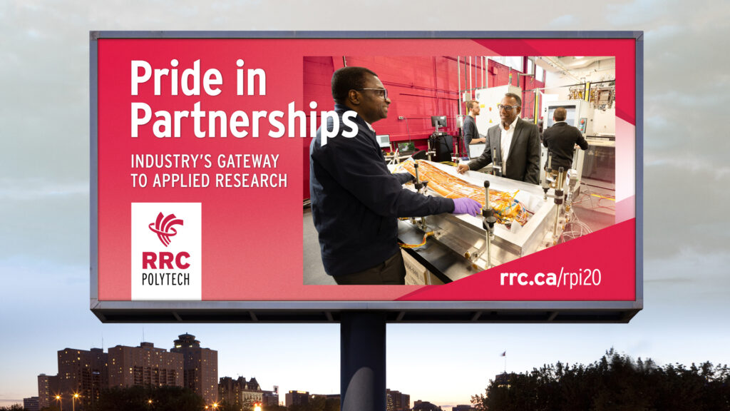 广告牌宣传 e8体育 的合作伙伴关系，人们在智能实验室中检查数字技术