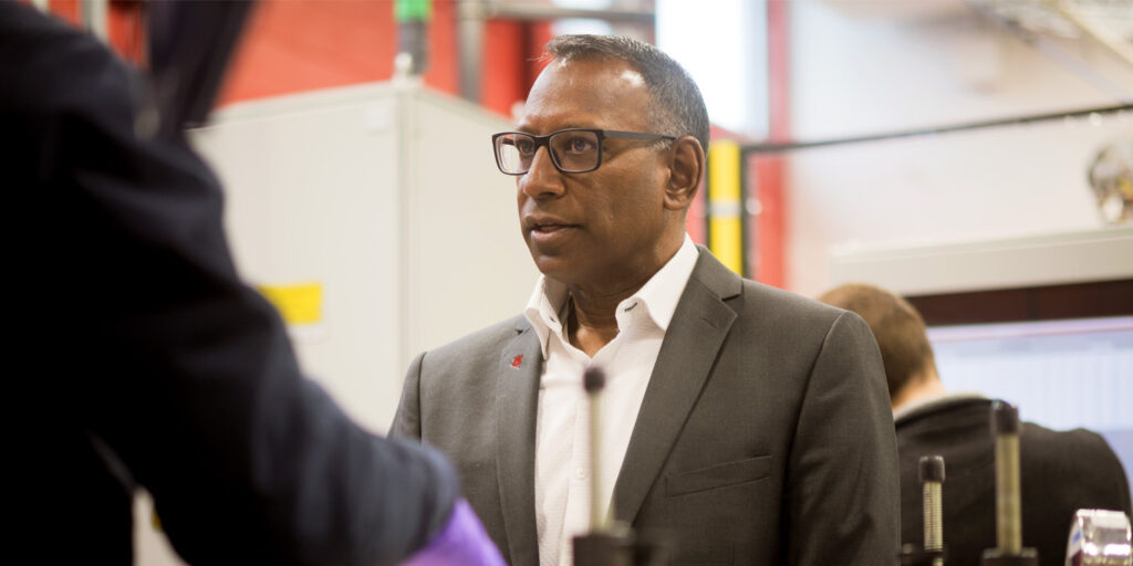 男人正在与某人交谈