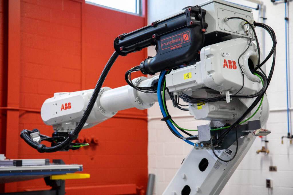 带有 ABB 徽标的机械臂执行制造任务