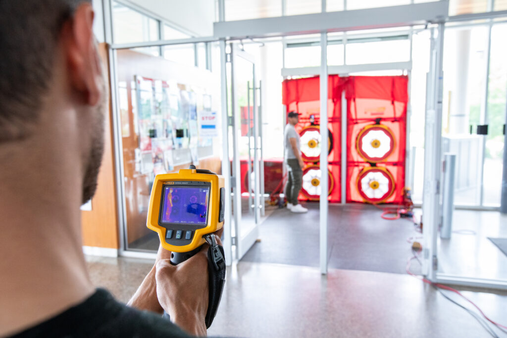 一个人使用数字设备测试建筑效率