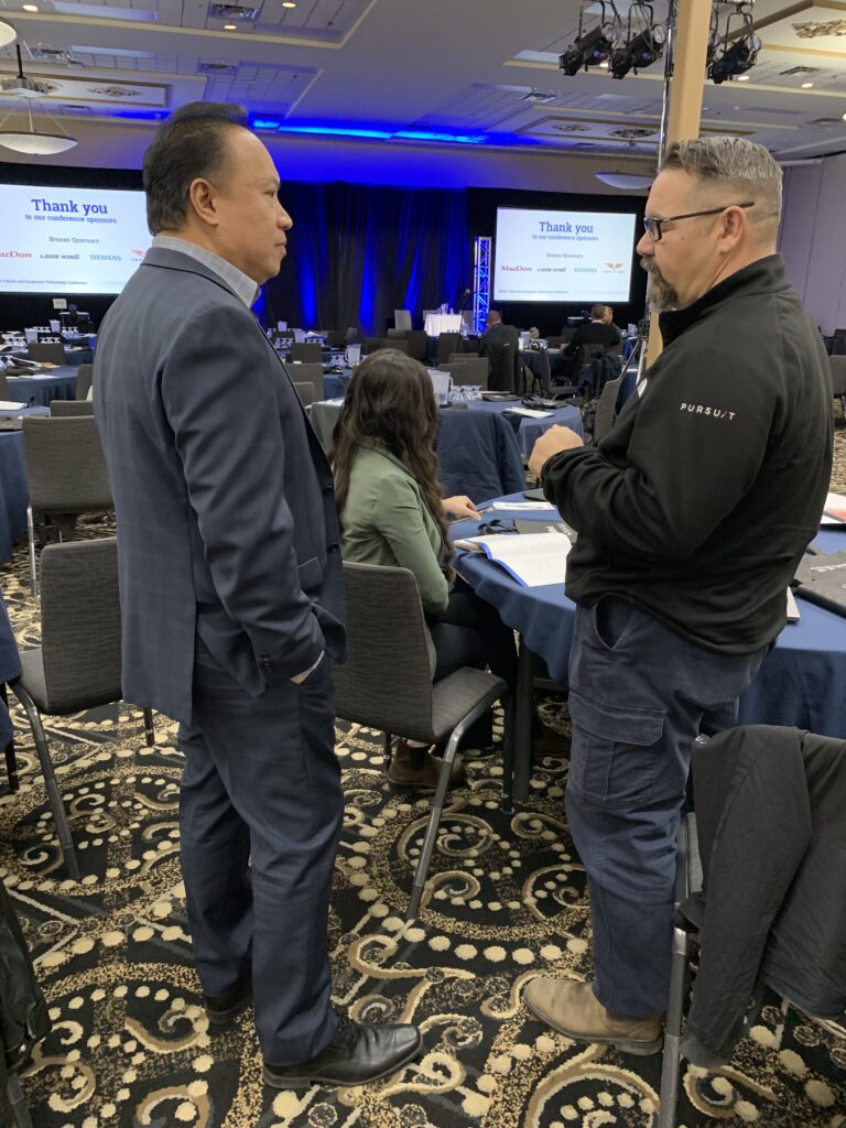 2 人在会议休息期间聊天