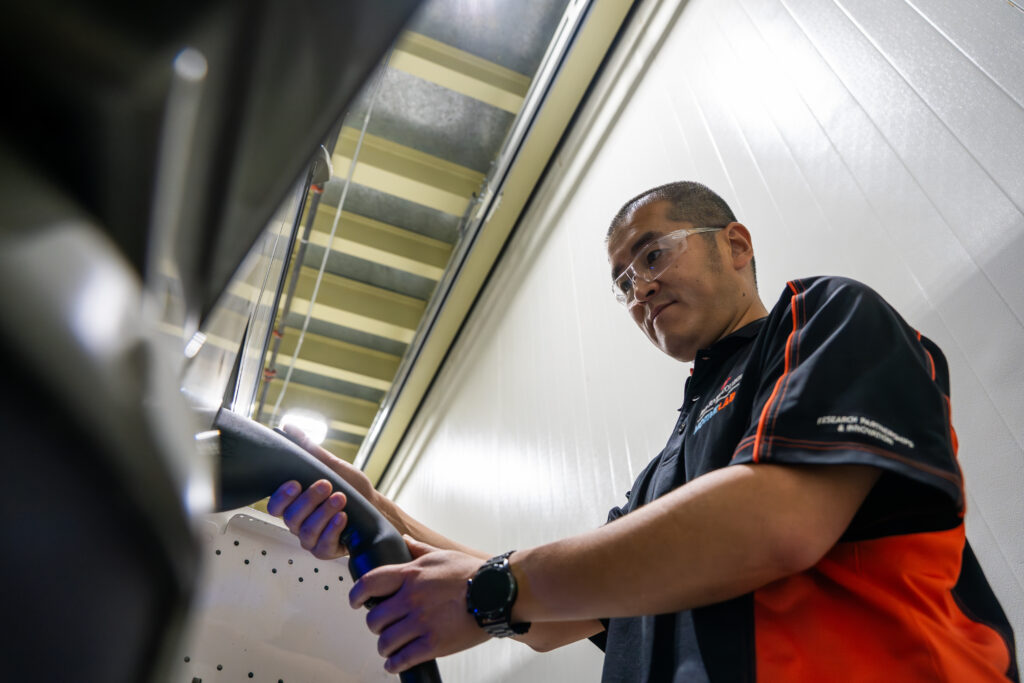 车辆研究人员插入电动公交车