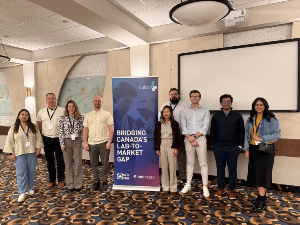 Labs4 项目经理举着横幅站立