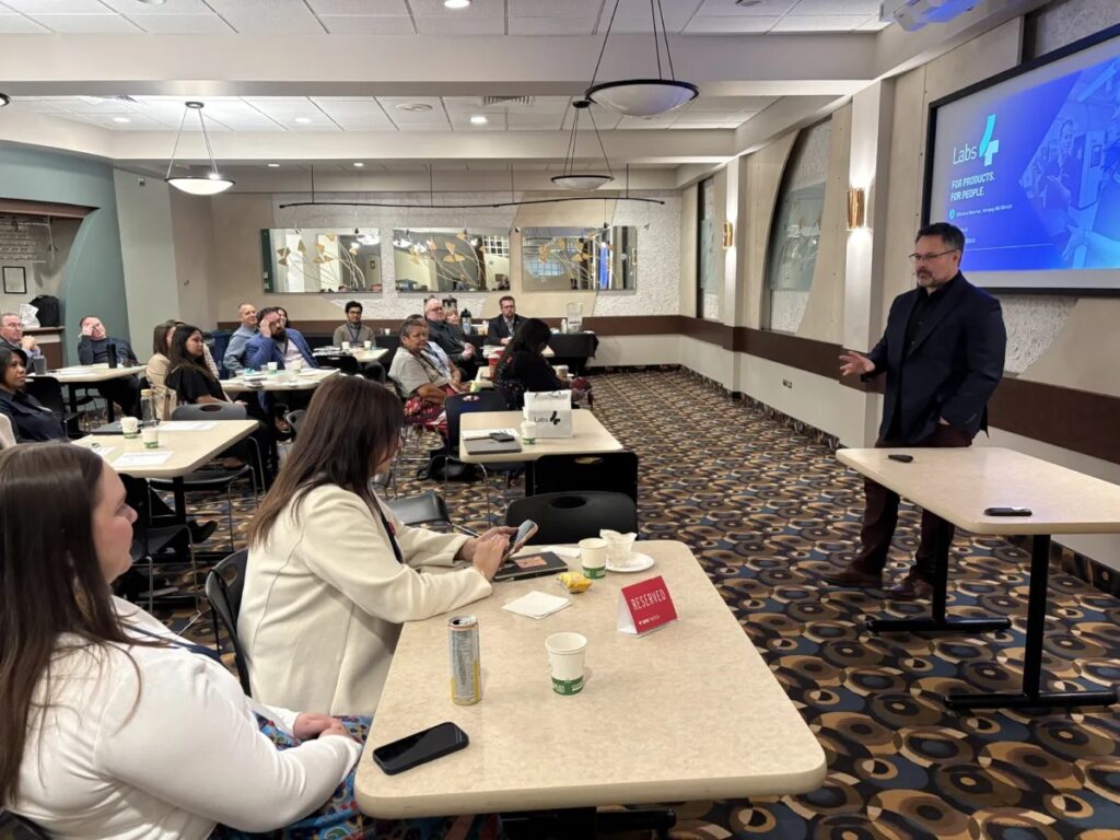 乔尔·塞梅纽克 (Joel Semeniuk) 向满座会议室发表主题演讲