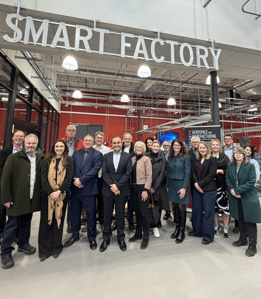 一大群人站在智能工厂标志下