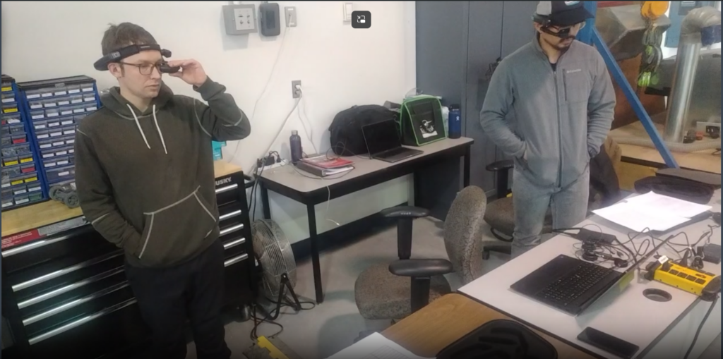 VTEC 的两名研究人员戴着 AR 耳机