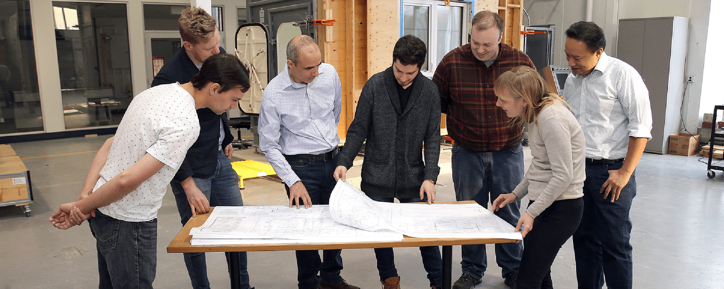 研究人员小组正在查看文档