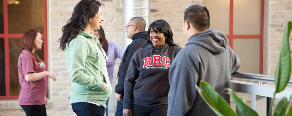 一群学生在中庭互相交谈