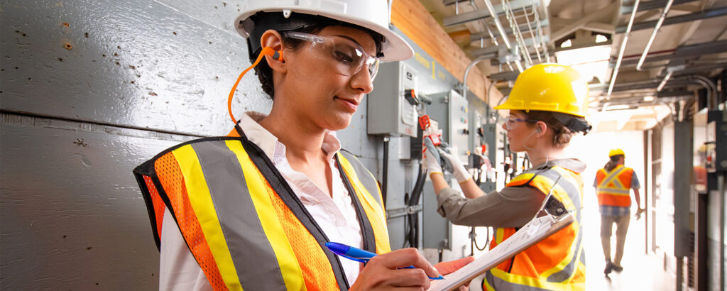 建筑工地上戴着安全帽的女人