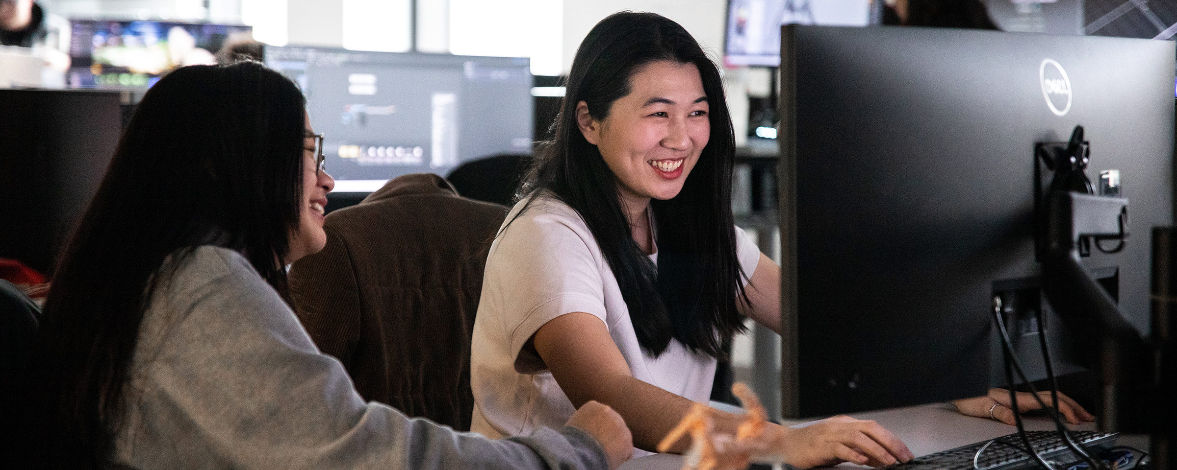 两名学生在计算机实验室里微笑