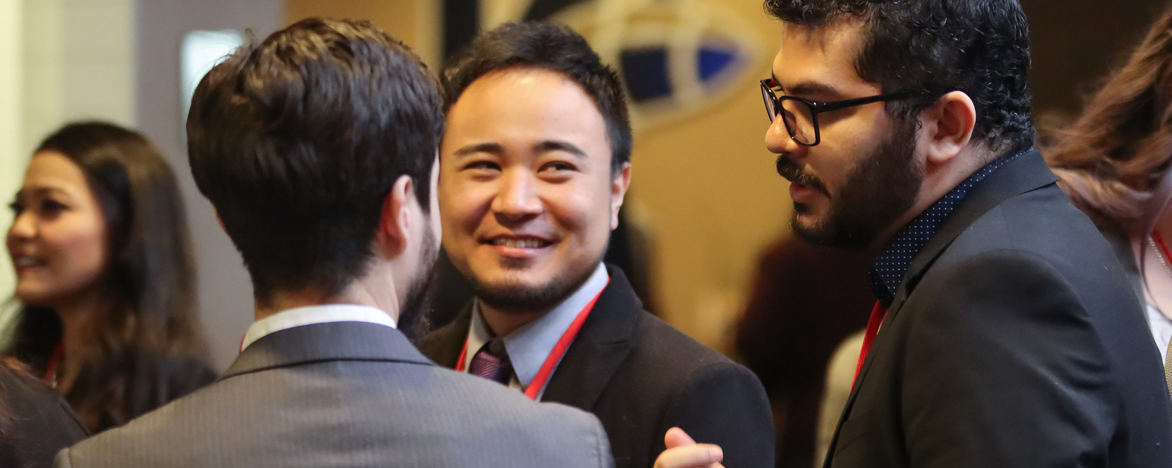 学生在会议上交谈