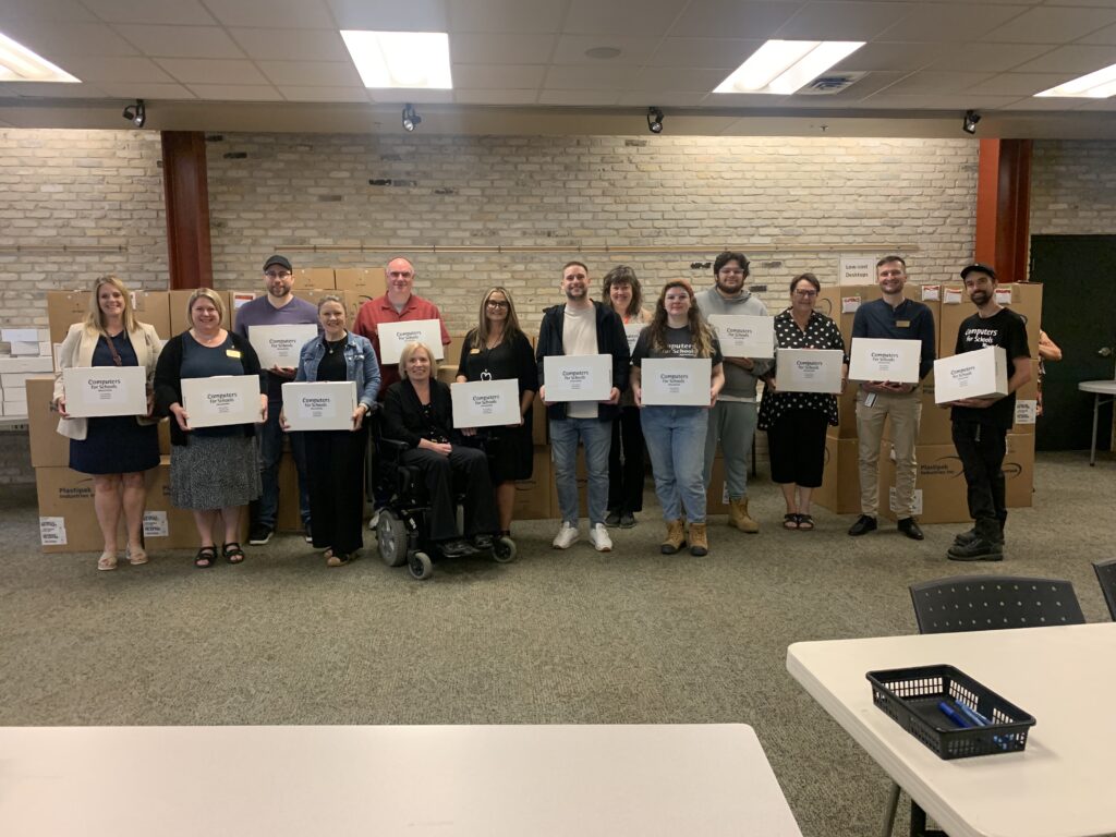 与 CNI 领导层以及 e8体育 领导层员工合影。