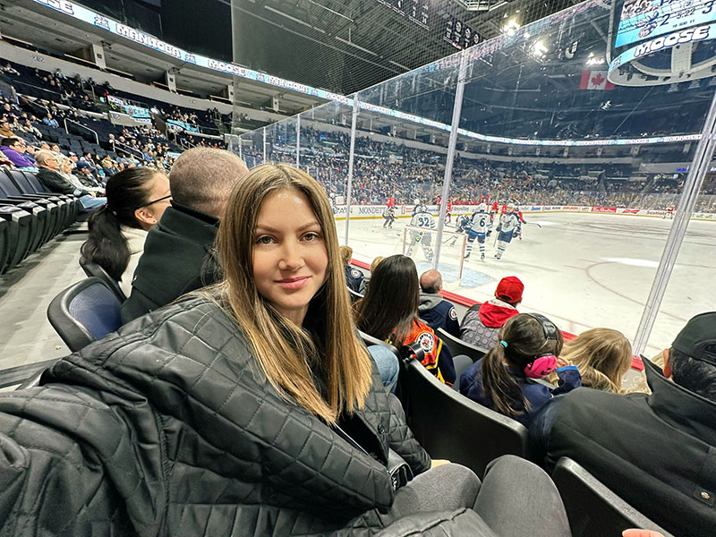 乌克兰妇女奥琳娜 (Olena) 在观看马尼托巴驼鹿比赛。