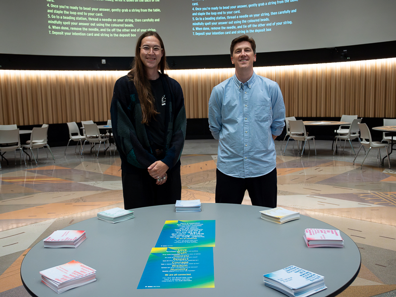 左：Craig Fisher，e8体育网土著教育。右 Scott Browlee，e8体育 新移民融合中心。