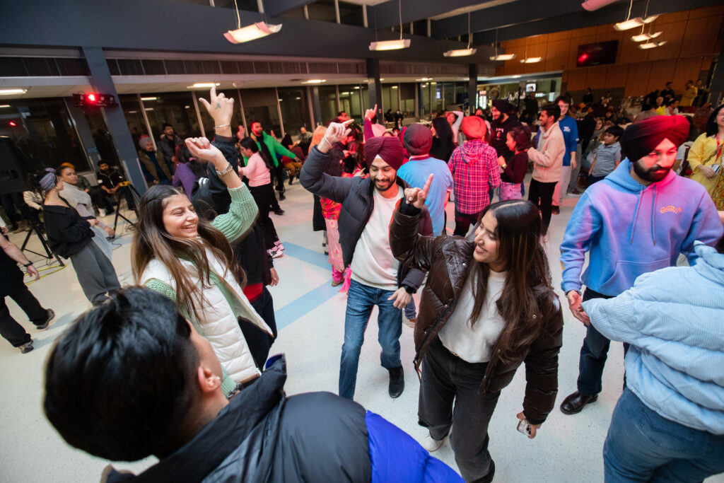 一群教职员工和学生为 e8体育 文化庆典晚会跳舞