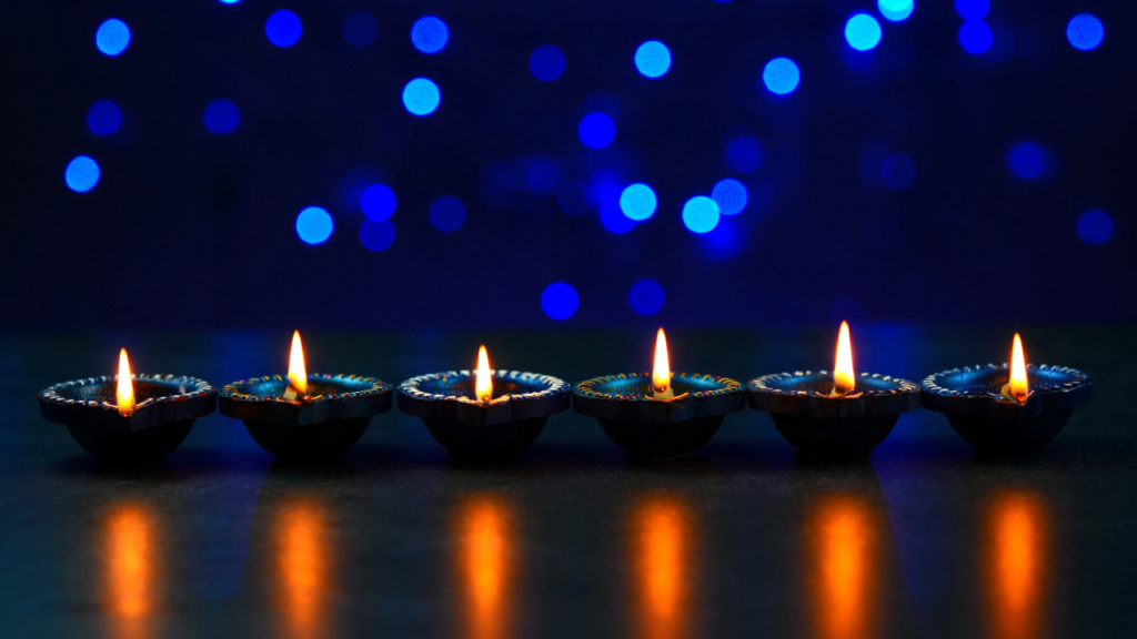 六盏油灯 (diyas) 亮起