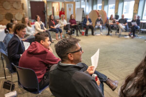 人们围成一个大圈