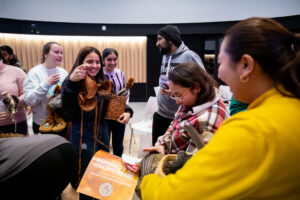 拿着鹿皮鞋的女人