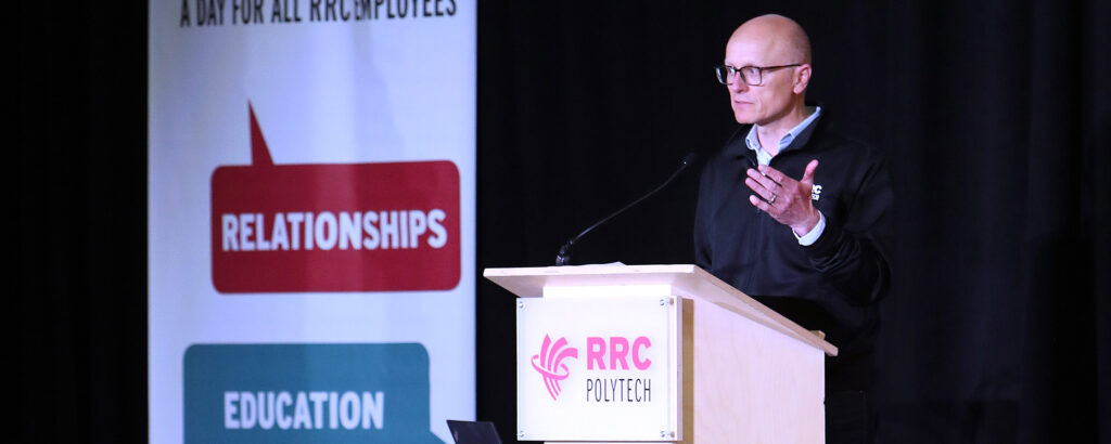 弗雷德·迈耶在讲台上讲话