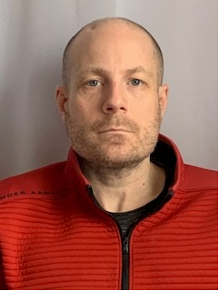 达林·卢克 (Darrin Luke) 看着镜头的照片。