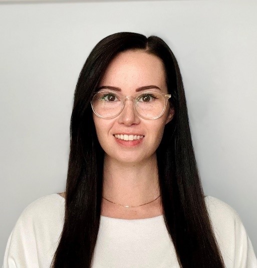 艾玛·达菲对着镜头微笑。